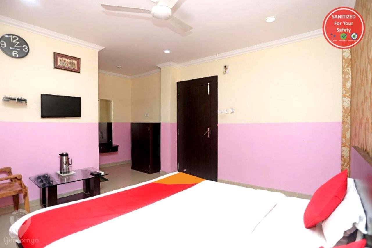 Goroomgo Sai Sandpiper ! গোরুমগো সাই স্যান্ডপাইপার! পুরী Near-sea-sight-beach-and-temple-spacious-room With-wifi-restaurant-and-parking-facilities-prime-location-best In